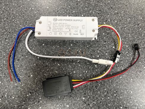Driver LED Q24U 12V 3A 36W con interruptor táctil y salida 230V para calefacción de espejos – Modelo GWV-3612-L