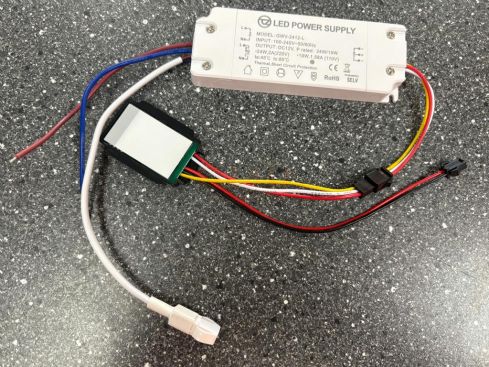 Driver LED 12V 2A 24W con regulador táctil y salida 230V para calefacción de espejos – Modelo GWV-2412-L
